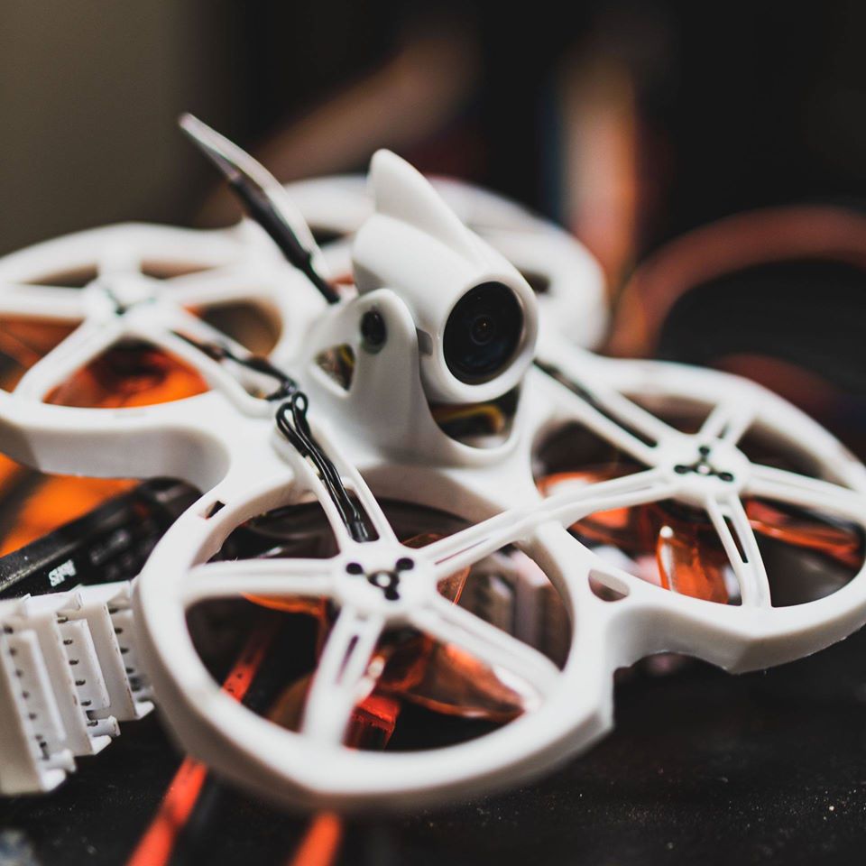 Emax Tinyhawk II 2 RTF FPV Máy - đánh giá và giá Drone Racing Charger
